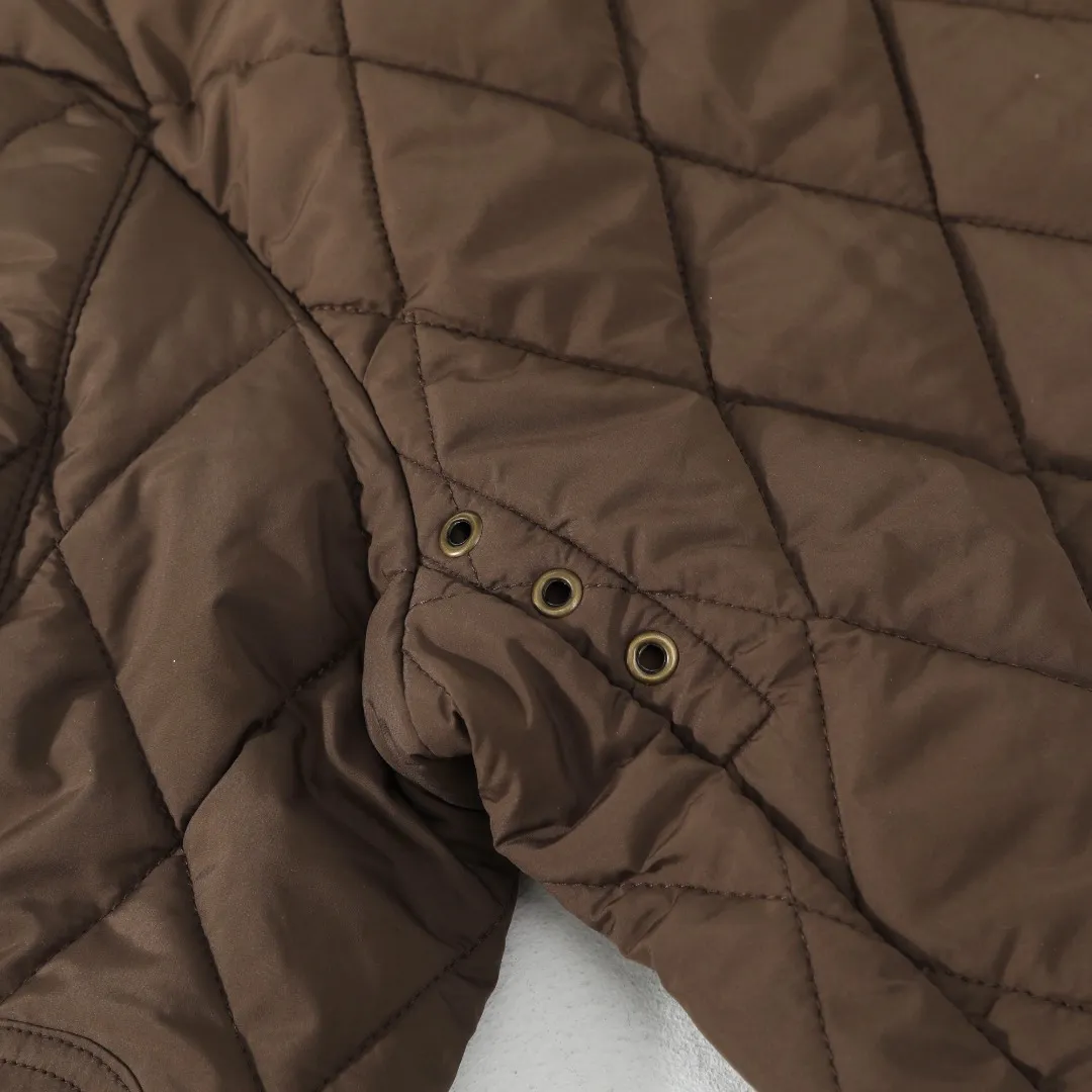 P370 #59 Ralph Lauren classic rhombus quilted cotton jacket for men and women. Inspired by retro workwear, it blends with contemporary British style. The imported machine-pressed rhombus quilting is accurately aligned, and the three-dimensional H-shaped tailoring is neat and slim. It is not bulky when layered in autumn and winter, and still maintains a light style.  Texture is reflected in the details: customized metal buckles, corduroy lapels, breathable eyelets under the arms, and slits on the hem, all replicating the brand's high-end genes. All excipients are standardized!  Five colors to choose from: black/khaki/brown/green/navy blue, easy to switch between commuting, leisure, and travel occasions. Function and appearance coexist: 37.5°C temperature control black technology, breathable and moisture-proof, anti-slip cotton patented fabric, temperature-locking, soft and waxy, durable and stylish. A retro warm-keeping item that can handle low temperatures calmly. The details are all made of craftsmanship, and the style has no limits. It has a classy look that will turn heads.  Color: Khaki Black Navy Green Brown Size: S M L